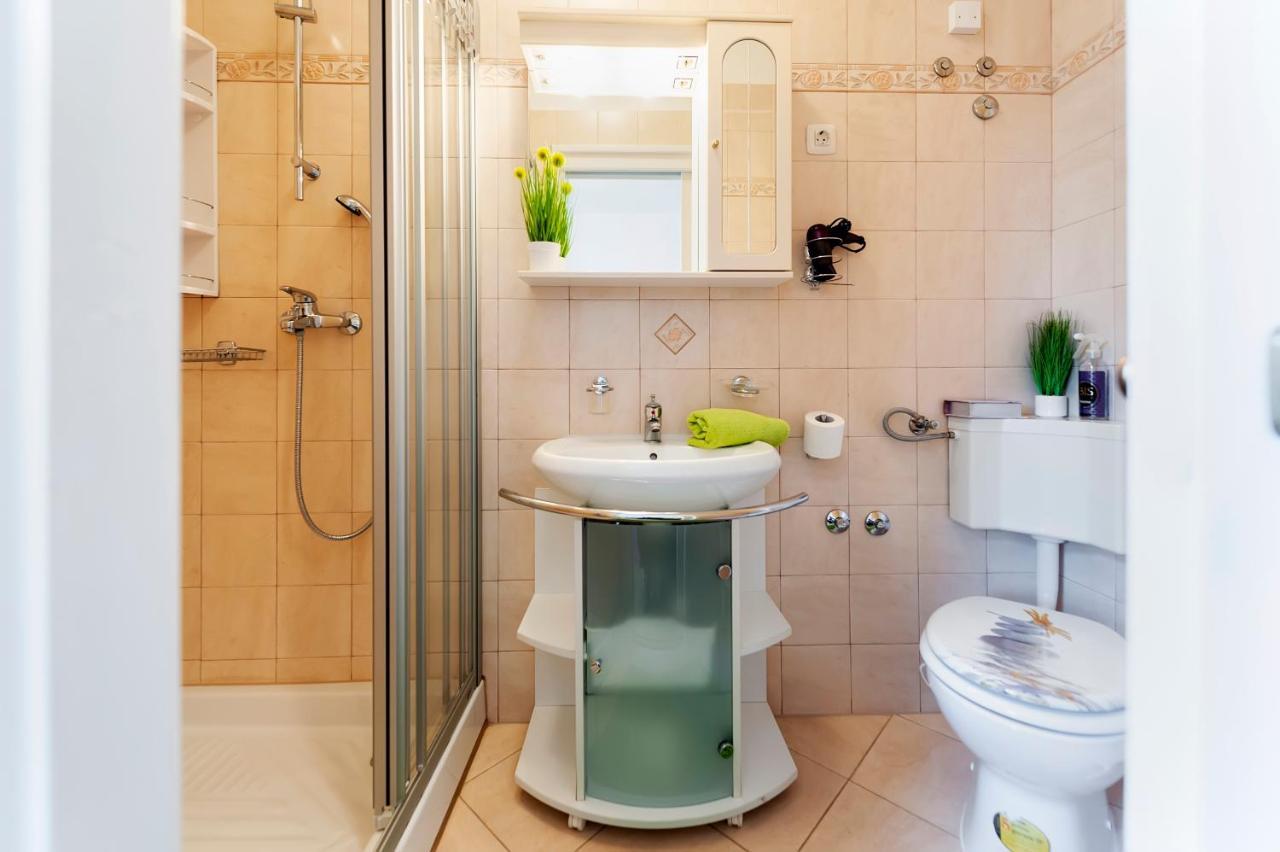 Apartment & Rooms Graciela Ровин Екстериор снимка