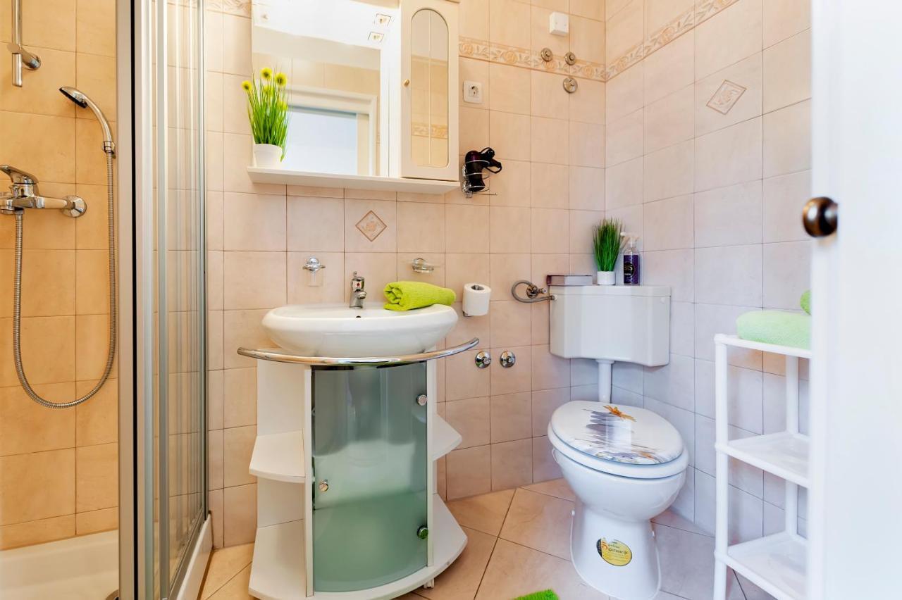 Apartment & Rooms Graciela Ровин Екстериор снимка
