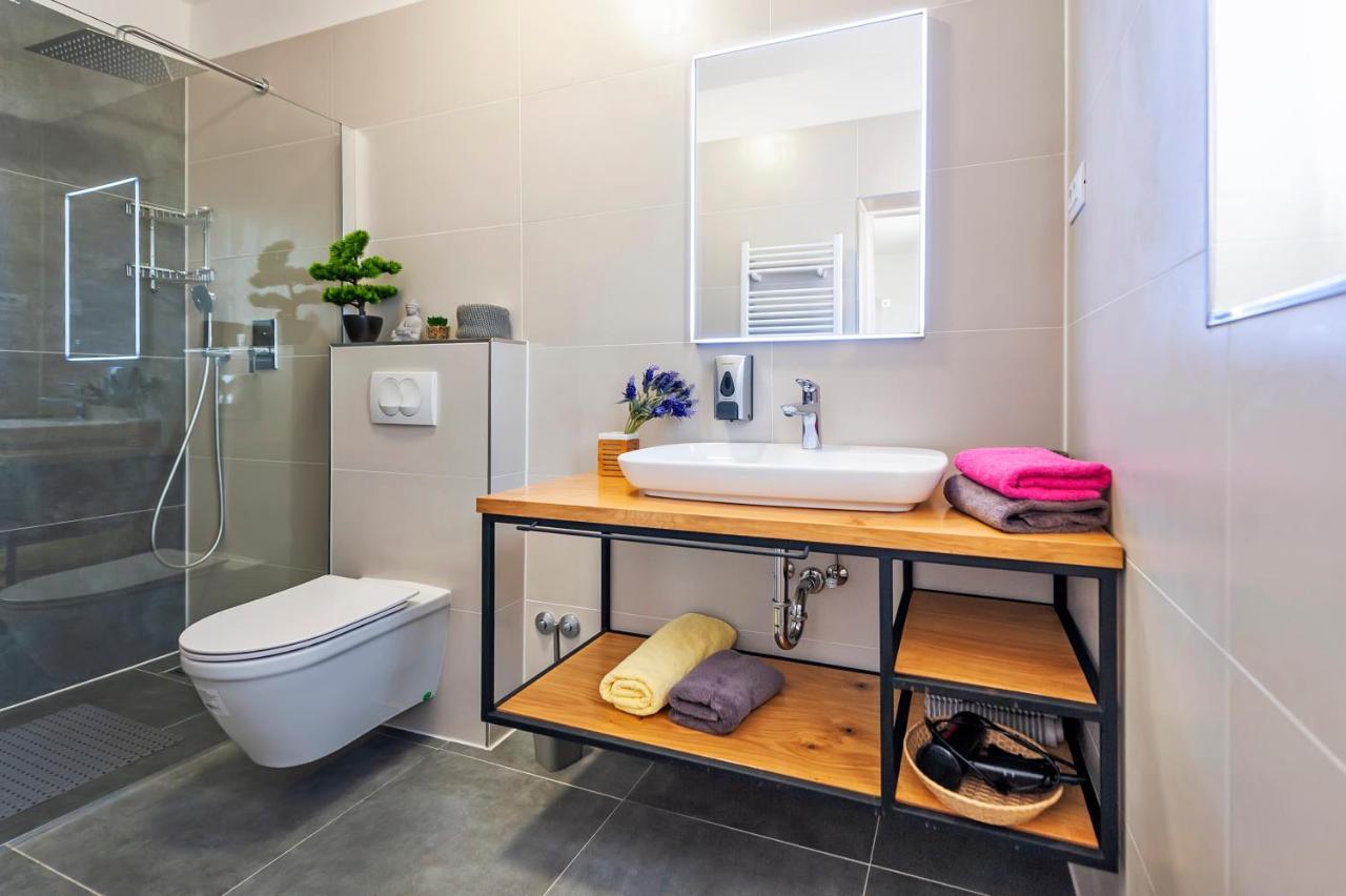 Apartment & Rooms Graciela Ровин Екстериор снимка