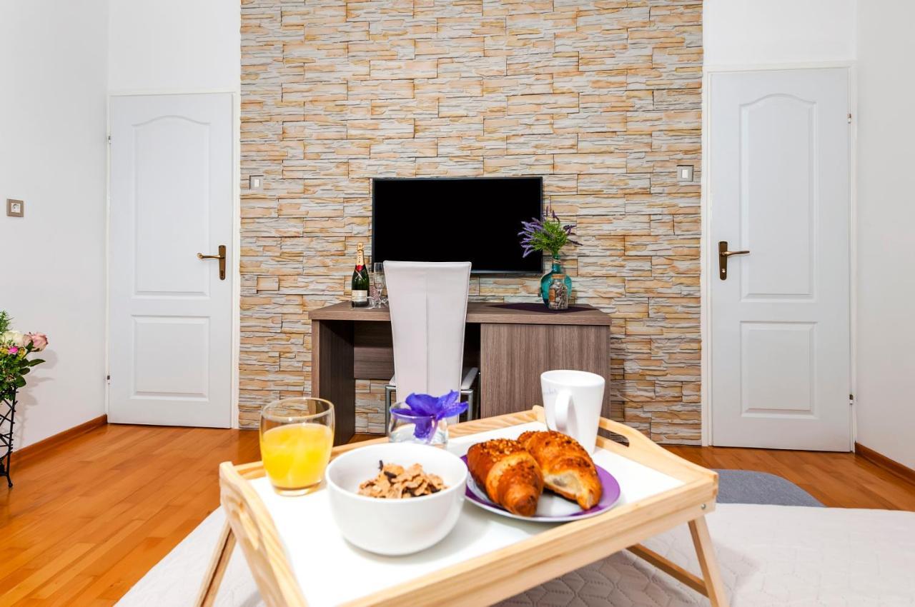Apartment & Rooms Graciela Ровин Екстериор снимка