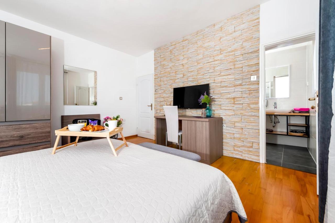 Apartment & Rooms Graciela Ровин Екстериор снимка