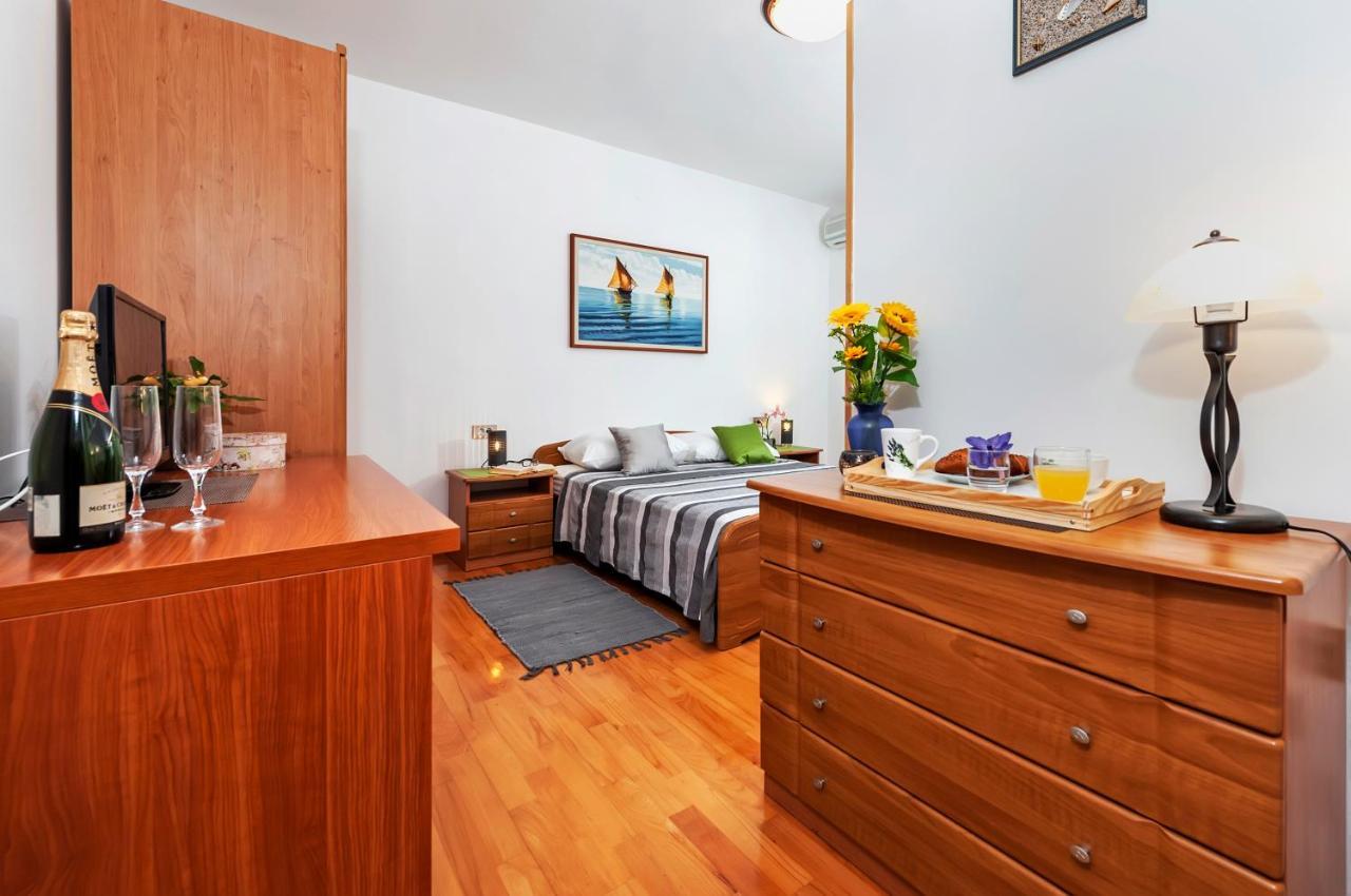 Apartment & Rooms Graciela Ровин Екстериор снимка