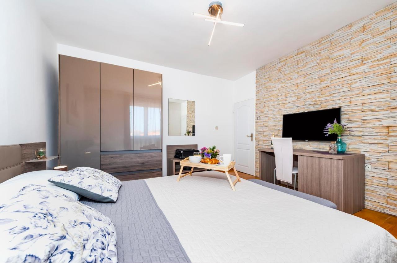 Apartment & Rooms Graciela Ровин Екстериор снимка