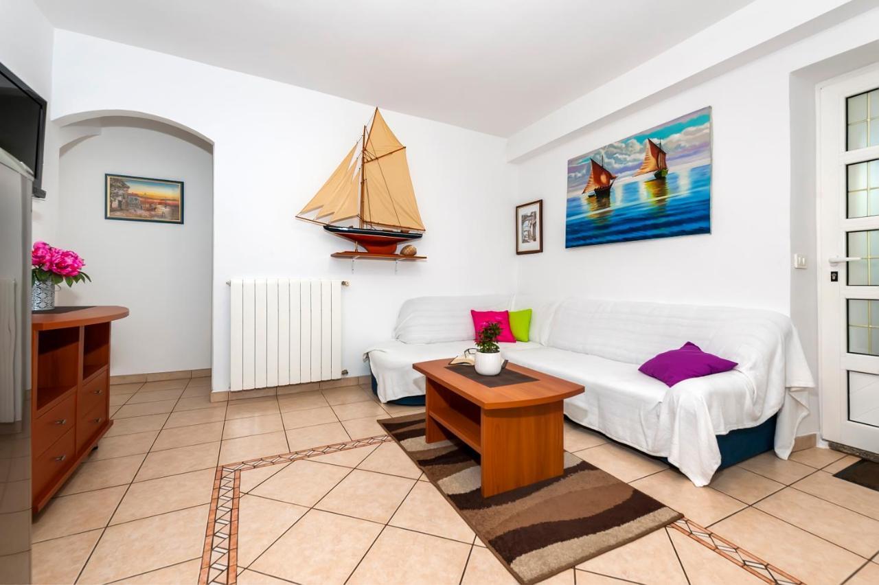 Apartment & Rooms Graciela Ровин Екстериор снимка