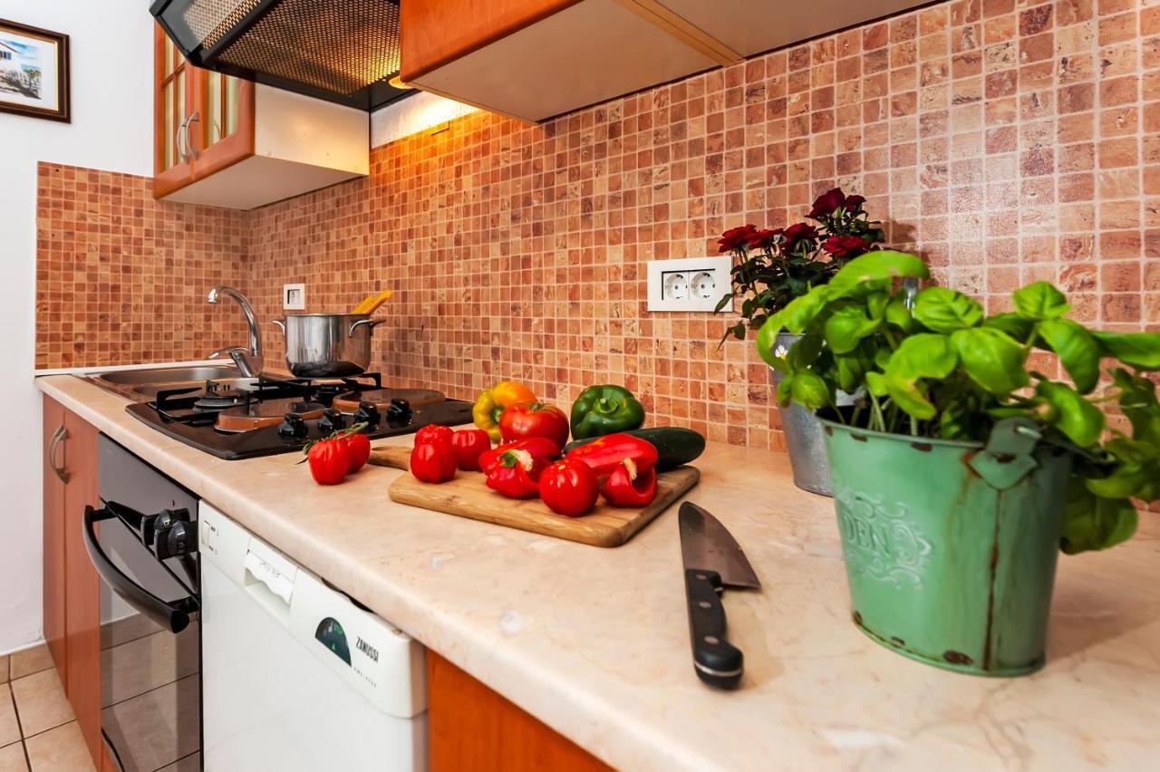 Apartment & Rooms Graciela Ровин Екстериор снимка