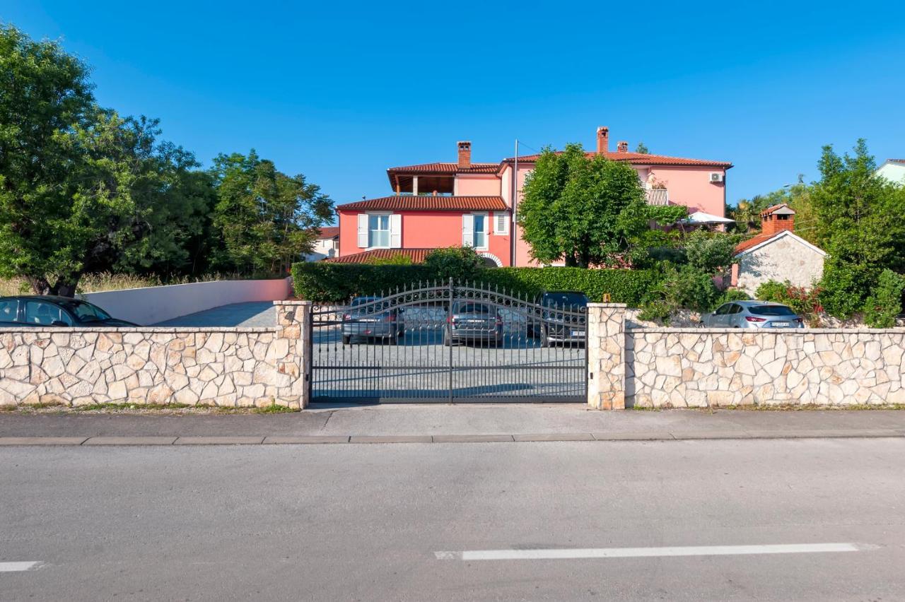Apartment & Rooms Graciela Ровин Екстериор снимка