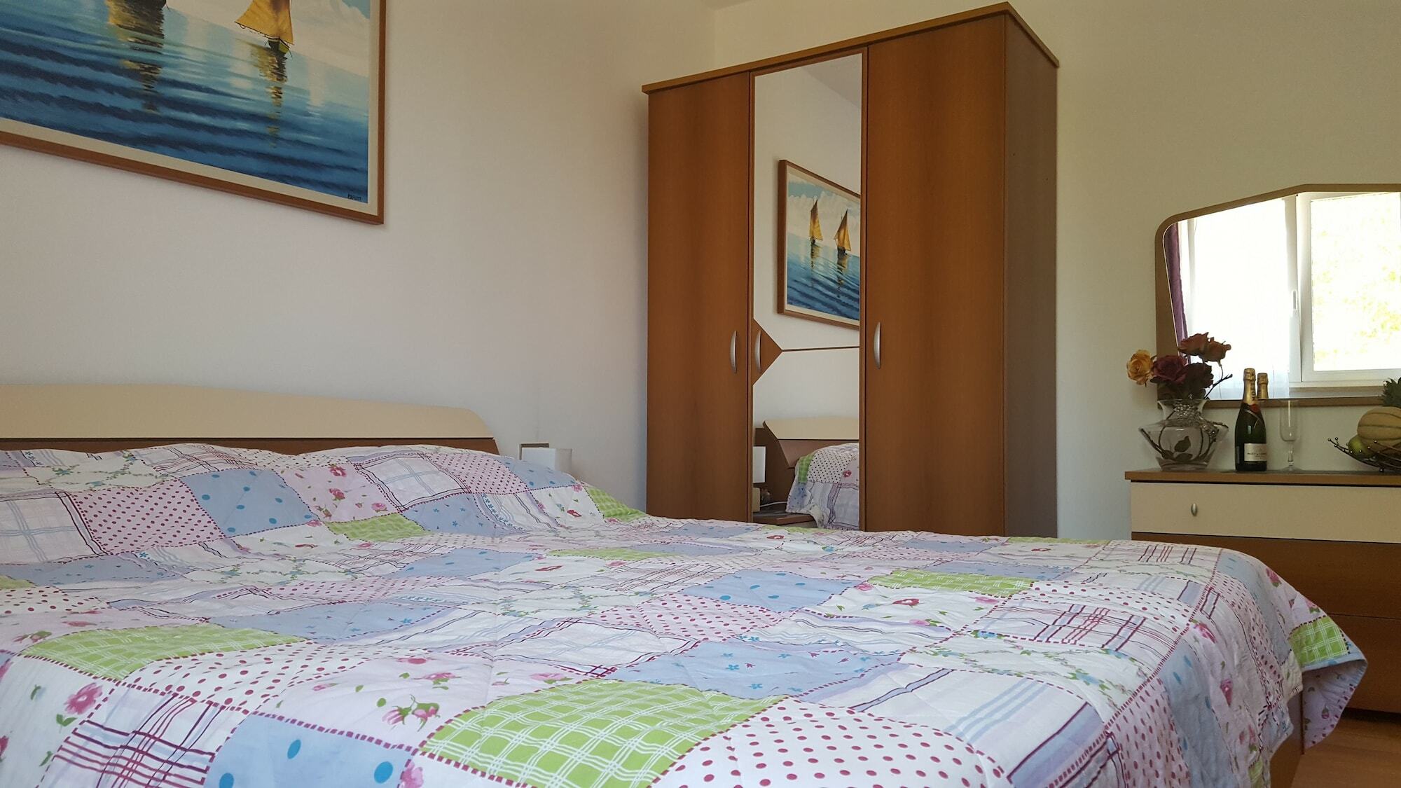 Apartment & Rooms Graciela Ровин Екстериор снимка